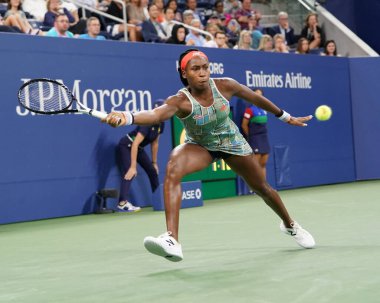 New York - 27 Ağustos 2019: Profesyonel tenisçi 15 yaşındaki ABD'li Coco Gauff, Billie Jean King Ulusal Tenis Merkezi'nde 2019 Abd Açık ilk tur maçında 
