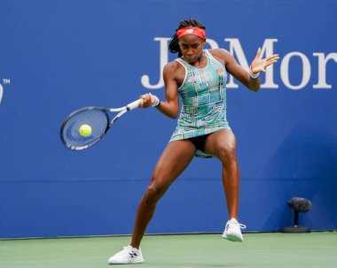 New York - 27 Ağustos 2019: Profesyonel tenisçi 15 yaşındaki ABD'li Coco Gauff, Billie Jean King Ulusal Tenis Merkezi'nde 2019 Abd Açık ilk tur maçında 