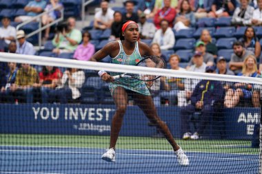New York - 27 Ağustos 2019: Profesyonel tenisçi 15 yaşındaki ABD'li Coco Gauff, Billie Jean King Ulusal Tenis Merkezi'nde 2019 Abd Açık ilk tur maçında 