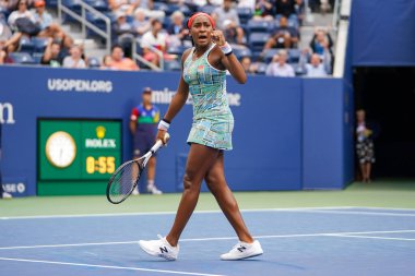 New York - 27 Ağustos 2019: Profesyonel tenisçi 15 yaşındaki ABD'li Coco Gauff, Billie Jean King Ulusal Tenis Merkezi'nde 2019 Abd Açık ilk tur maçında 