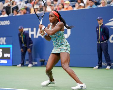New York - 27 Ağustos 2019: Profesyonel tenisçi 15 yaşındaki ABD'li Coco Gauff, Billie Jean King Ulusal Tenis Merkezi'nde 2019 Abd Açık ilk tur maçında 