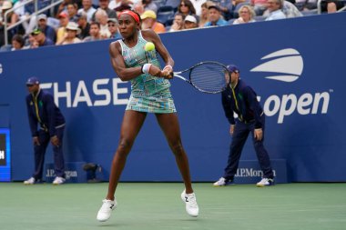 New York - 27 Ağustos 2019: Profesyonel tenisçi 15 yaşındaki ABD'li Coco Gauff, Billie Jean King Ulusal Tenis Merkezi'nde 2019 Abd Açık ilk tur maçında 