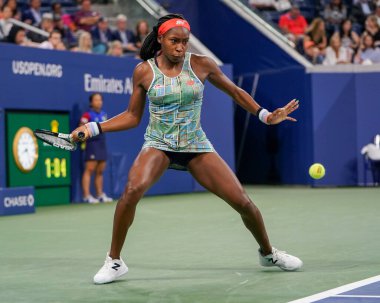 New York - 27 Ağustos 2019: Profesyonel tenisçi 15 yaşındaki ABD'li Coco Gauff, Billie Jean King Ulusal Tenis Merkezi'nde 2019 Abd Açık ilk tur maçında 