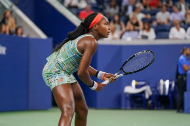 New York - 27 Ağustos 2019: Profesyonel tenisçi 15 yaşındaki ABD'li Coco Gauff, Billie Jean King Ulusal Tenis Merkezi'nde 2019 Abd Açık ilk tur maçında 