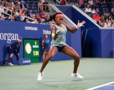 New York - 27 Ağustos 2019: Profesyonel tenisçi 15 yaşındaki ABD'li Coco Gauff, Billie Jean King Ulusal Tenis Merkezi'nde 2019 Abd Açık ilk tur maçında 