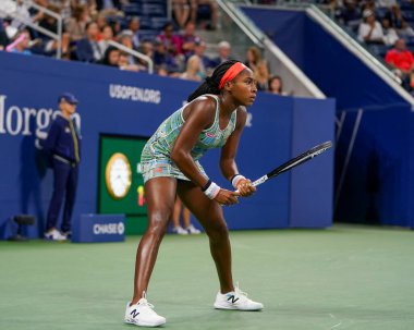 New York - 27 Ağustos 2019: Profesyonel tenisçi 15 yaşındaki ABD'li Coco Gauff, Billie Jean King Ulusal Tenis Merkezi'nde 2019 Abd Açık ilk tur maçında 