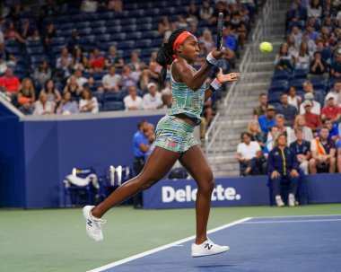 New York - 27 Ağustos 2019: Profesyonel tenisçi 15 yaşındaki ABD'li Coco Gauff, Billie Jean King Ulusal Tenis Merkezi'nde 2019 Abd Açık ilk tur maçında 