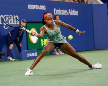 New York - 27 Ağustos 2019: Profesyonel tenisçi 15 yaşındaki ABD'li Coco Gauff, Billie Jean King Ulusal Tenis Merkezi'nde 2019 Abd Açık ilk tur maçında 