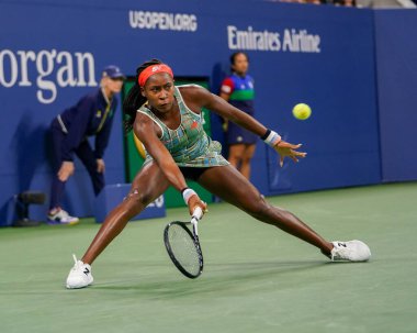 New York - 27 Ağustos 2019: Profesyonel tenisçi 15 yaşındaki ABD'li Coco Gauff, Billie Jean King Ulusal Tenis Merkezi'nde 2019 Abd Açık ilk tur maçında 