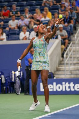 New York - 27 Ağustos 2019: Profesyonel tenisçi 15 yaşındaki ABD'li Coco Gauff, Billie Jean King Ulusal Tenis Merkezi'nde 2019 Abd Açık ilk tur maçında 