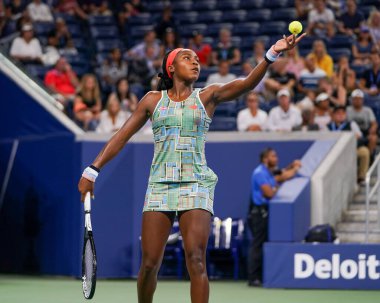 New York - 27 Ağustos 2019: Profesyonel tenisçi 15 yaşındaki ABD'li Coco Gauff, Billie Jean King Ulusal Tenis Merkezi'nde 2019 Abd Açık ilk tur maçında 