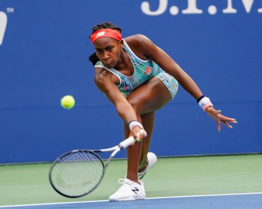 New York - 27 Ağustos 2019: Profesyonel tenisçi 15 yaşındaki ABD'li Coco Gauff, Billie Jean King Ulusal Tenis Merkezi'nde 2019 Abd Açık ilk tur maçında 