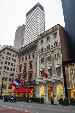 NEW YORK - 26 Ocak 2023: Cartier Fifth Avenue Mansion ve Versace Flagship Store in Midtown Manhattan