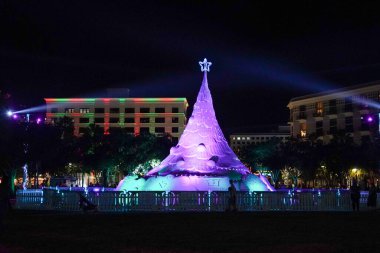 Dünyalar sadece Sandi Ağacı 'nın 10 metre uzunluğunda 700 ton ağırlığında ve ışıklarla süslenmiş bir kum heykeli. Ağaç West Palm Beach, Florida 'daki Centennial Square Fountain' da sergileniyor. 