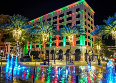 BATI PALM BEACH - 7 Aralık 2021: Yüzüncü Yıl Meydanı Çeşmesi Batı Palm Beach şehir merkezinde Noel renkleriyle aydınlatıldı