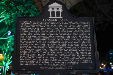 BATI PALM BEACH, FLORIDA - 7 Aralık 2021: Batı Palm Beach, Florida 'daki Flagler Park tabelası. Flagler Parkı, eskiden City Park olarak bilinen yer, topluluğun kurulmasından bu yana Batı Palm Beach 'te önemli bir kamusal alan.