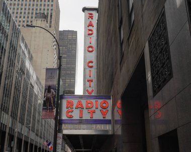 NEW YORK - 26 Ocak 2023: New York City tarihi, Rockefeller Center 'daki Radio City Music Hall, Manhattan