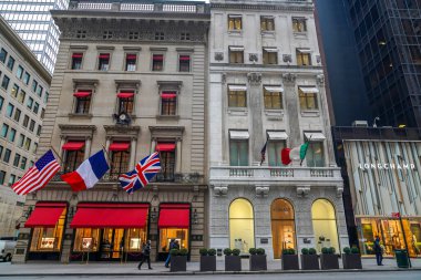 NEW YORK - 26 Ocak 2023: Cartier Fifth Avenue Mansion ve Versace Flagship Store in Midtown Manhattan
