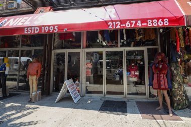 New York - 30 Temmuz 2019: New York Delancey Caddesi 'ndeki bir giyim mağazasının önü. Delancey Caddesi indirim ve indirimli giyim mağazalarıyla ünlüdür.