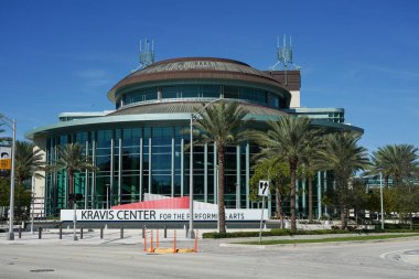 BATI PALM BEACH, FLORIDA - 7 Aralık 2021: Batı Palm Beach, Florida 'daki Kravis Sahne Sanatları Merkezi. Kravis Center kar amacı gütmeyen, profesyonel sahne sanatları merkezidir.