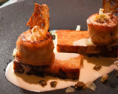 Gurme Fransız restoranında balık yemeği.