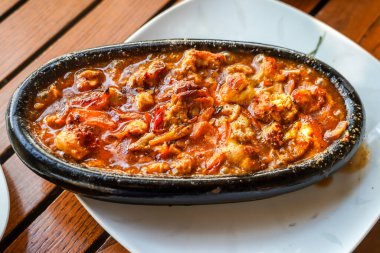 Geleneksel Türk Testi kebabı ateşte pişirilmiş kil çömleğinde 