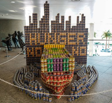 UNIONDALE, New York - 1 Kasım 2024: Uniondale 'de düzenlenen yıllık Long Island Canstruction yarışmasında gıda heykeli sunuldu. Takımlar yiyecek için konserve yiyeceklerden büyük ölçekli heykeller yapıyorlar.