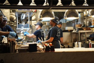 NEW YORK - 8 Kasım 2024: Manhattan, New York 'ta Tonchin Tokyo merkezli ramen restoranının mutfağında aşçılar