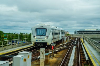 NEW YORK - 18 Haziran 2020: JFK Havaalanı 'ndaki AirTrain. Airtrain JFK, New York 'taki Kennedy Uluslararası Havaalanı' na hizmet veren 3 hatlı, 8.1 mil uzunluğunda bir demiryoludur.