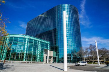 UNIONDALE, New York - 1 Kasım 2024: RXR Plaza Uniondale, New York. Long Island 'da profesyonel bir ofis binası.