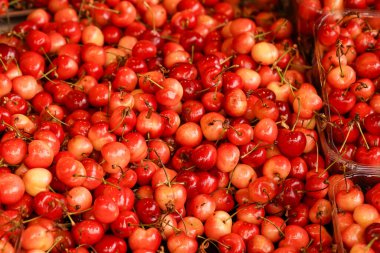 Markette beyaz kirazlar sergileniyor