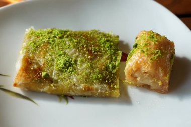 Lezzetli Türk Geleneksel Tatlıları: Katmer ve Pistachio Baklava