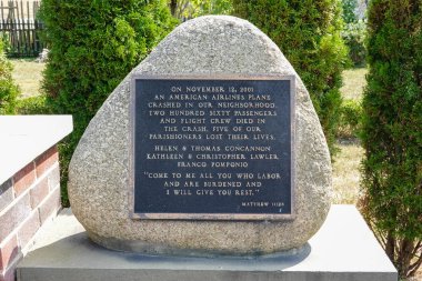 FAR ROCKAway, NEW YORK - 15 Eylül 2024: St. Francis de Sales, 2001 yılında Dünya Ticaret Merkezi 'ne yapılan saldırıda ve Amerikan Havayolları' nın Belle Harbor 'daki 587 sefer sayılı uçağında hayatını kaybeden kilise üyelerini onurlandırdı.