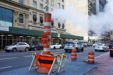 NEW YORK - 5 Aralık 2021: Midtown Manhattan 'da Con Edison buhar yığını. New York 'un buhar sistemi Con Edison' un Buhar Operasyonları 'nı içerir.