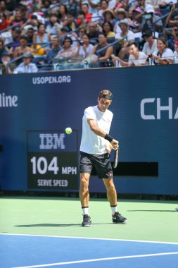 NEW YORK - 22 AĞUSTOS 2019 İsviçre Grand Slam şampiyonu Roger Federer, Billie Jean King Ulusal Tenis Merkezi 'ndeki Arthur Ashe Stadyumu' nda düzenlenen 2019 ABD Açık turnuvası için antrenman yapıyor.