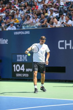 NEW YORK - 22 AĞUSTOS 2019 İsviçre Grand Slam şampiyonu Roger Federer, Billie Jean King Ulusal Tenis Merkezi 'ndeki Arthur Ashe Stadyumu' nda düzenlenen 2019 ABD Açık turnuvası için antrenman yapıyor.