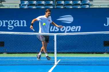NEW YORK - 22 AĞUSTOS 2019 İsviçre Grand Slam şampiyonu Roger Federer, Billie Jean King Ulusal Tenis Merkezi 'ndeki Arthur Ashe Stadyumu' nda düzenlenen 2019 ABD Açık turnuvası için antrenman yapıyor.