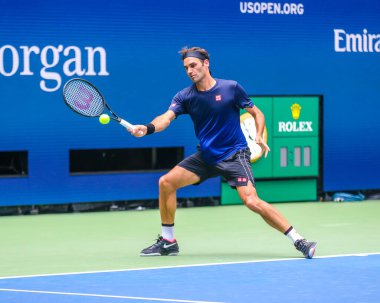 NEW YORK - 22 AĞUSTOS 2019 İsviçre Grand Slam şampiyonu Roger Federer, Billie Jean King Ulusal Tenis Merkezi 'ndeki Arthur Ashe Stadyumu' nda düzenlenen 2019 ABD Açık turnuvası için antrenman yapıyor.