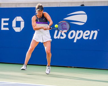 NEW YORK - 26 AUGust 2019: Ukraynalı profesyonel tenisçi Elina Svitolina, New York 'taki Billie Jean King Ulusal Tenis Merkezi' nde oynanan 2019 ABD Açık ilk tur müsabakasında görev aldı.