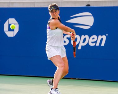 NEW YORK - 26 AUGust 2019: Ukraynalı profesyonel tenisçi Elina Svitolina, New York 'taki Billie Jean King Ulusal Tenis Merkezi' nde oynanan 2019 ABD Açık ilk tur müsabakasında görev aldı.