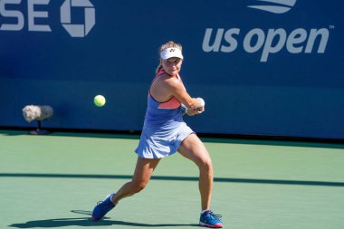 NEW YORK - 26 AUGust 2019: Ukraynalı profesyonel tenisçi Dayana Yastremska, New York 'taki Billie Jean King Ulusal Tenis Merkezi' nde oynanan 2019 ABD Açık ilk tur karşılaşması sırasında görev başında