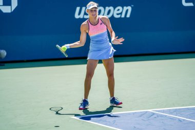 NEW YORK - 26 AUGust 2019: Ukraynalı profesyonel tenisçi Dayana Yastremska, New York 'taki Billie Jean King Ulusal Tenis Merkezi' nde oynanan 2019 ABD Açık ilk tur karşılaşması sırasında görev başında