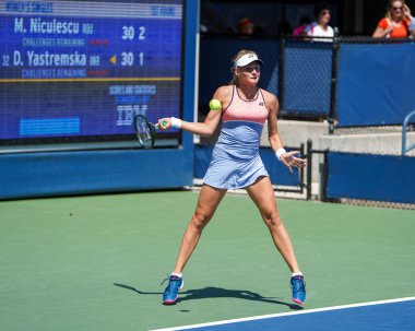 NEW YORK - 26 AUGust 2019: Ukraynalı profesyonel tenisçi Dayana Yastremska, New York 'taki Billie Jean King Ulusal Tenis Merkezi' nde oynanan 2019 ABD Açık ilk tur karşılaşması sırasında görev başında