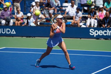 NEW YORK - 26 AUGust 2019: Ukraynalı profesyonel tenisçi Dayana Yastremska, New York 'taki Billie Jean King Ulusal Tenis Merkezi' nde oynanan 2019 ABD Açık ilk tur karşılaşması sırasında görev başında