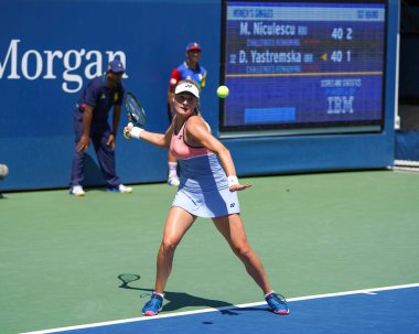 NEW YORK - 26 AUGust 2019: Ukraynalı profesyonel tenisçi Dayana Yastremska, New York 'taki Billie Jean King Ulusal Tenis Merkezi' nde oynanan 2019 ABD Açık ilk tur karşılaşması sırasında görev başında