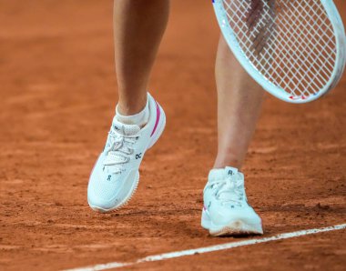 PARIS, FRANCE - 29 Mayıs 2024: Polonya Grand Slam Şampiyonu Iga Swiatek, 2024 Roland Garros 'un Paris' teki Philippe Chatrier Sarayı 'nda oynanan ikinci tur maçında 