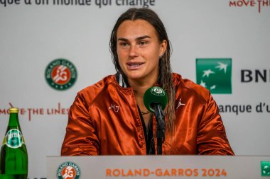 PARIS, FRANCE - 1 Haziran 2024: Belaruslu Grand Slam şampiyonu Aryna Sabalenka, 2024 Roland Garros 'un Fransa' nın başkenti Paris 'te İspanyol Paula Badosa' ya karşı oynadığı üçüncü tur maçı sonrasında düzenlediği basın toplantısında