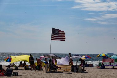 FAR ROCKAway, New York - 15 Eylül 2024: Güneşlenenler ve yüzücüler Far Rockaway, Queens, New York 'taki Jacob Riis Park' taki Rockaway Sahili 'nde sahili doldurdular