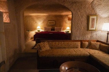 CAPPADOCIA, TURKIYE - 28 Ekim 2021: Kapadokya 'daki Müze Oteli' ndeki mağara odası. Burası, 34 çok özel mağarası ve sayısız ve paha biçilmez antikayla dekore edilmiş geleneksel taş odasıyla sadece Türkiye 'de bulunan Relais & Chateaux oteli.