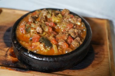 Türk restoranında güveçte sotelenmiş et